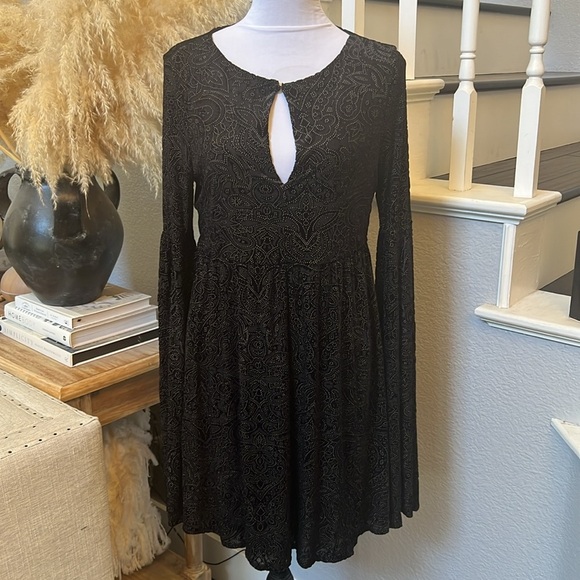 Cupcakes & Cashmere Janna Burnout Velvet Shift w/Split Sleeves Black SZ Small - Picture 3 of 10